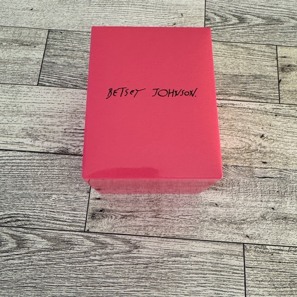 Betsey Johnson Gold and White Women's Watch NWT - Picture 6 of 6